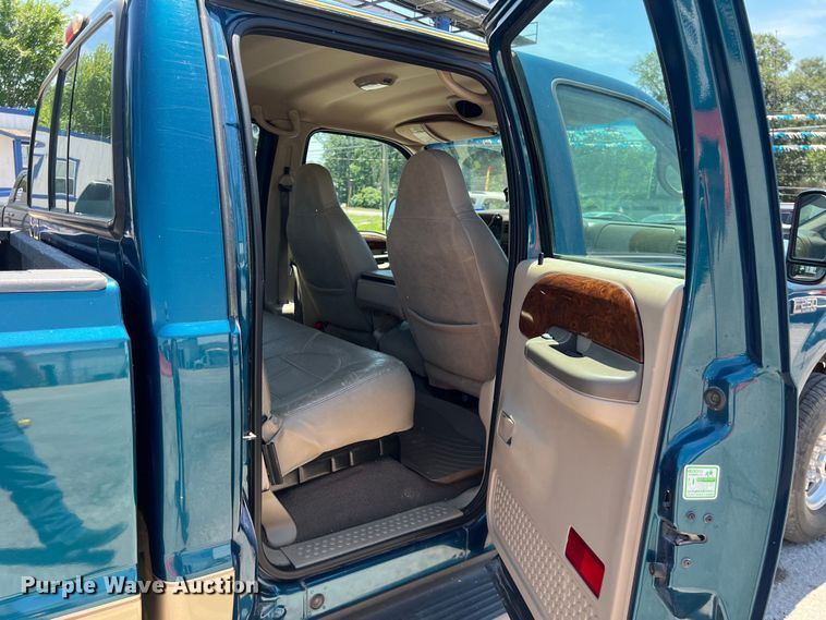 image for item LU9855 2000 Ford F-250 Super Duty Lariat Crew Cab pickup truck