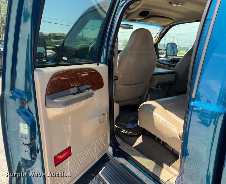 image for item LU9855 2000 Ford F-250 Super Duty Lariat Crew Cab pickup truck