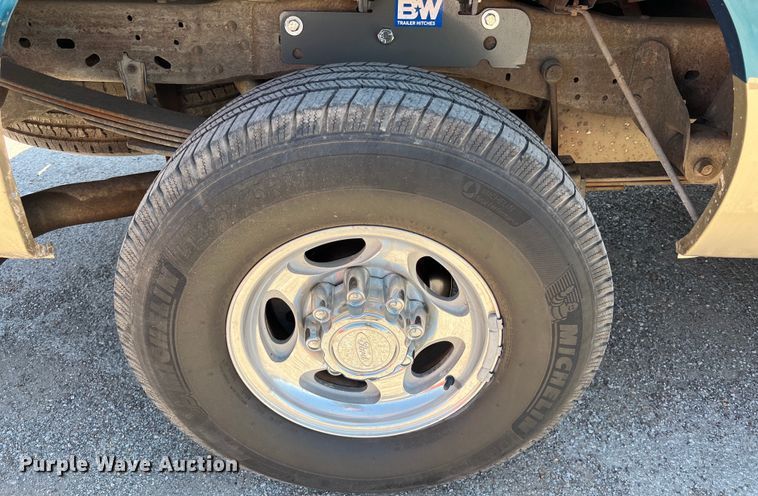 image for item LU9855 2000 Ford F-250 Super Duty Lariat Crew Cab pickup truck