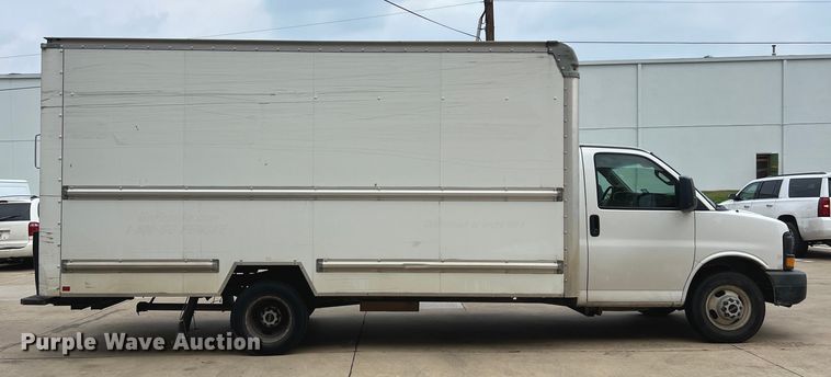 image for item LU9859 2016 GMC Savana 3500 box truck