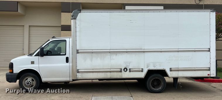 image for item LU9859 2016 GMC Savana 3500 box truck