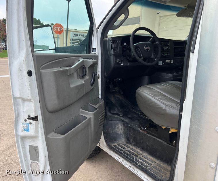 image for item LU9859 2016 GMC Savana 3500 box truck