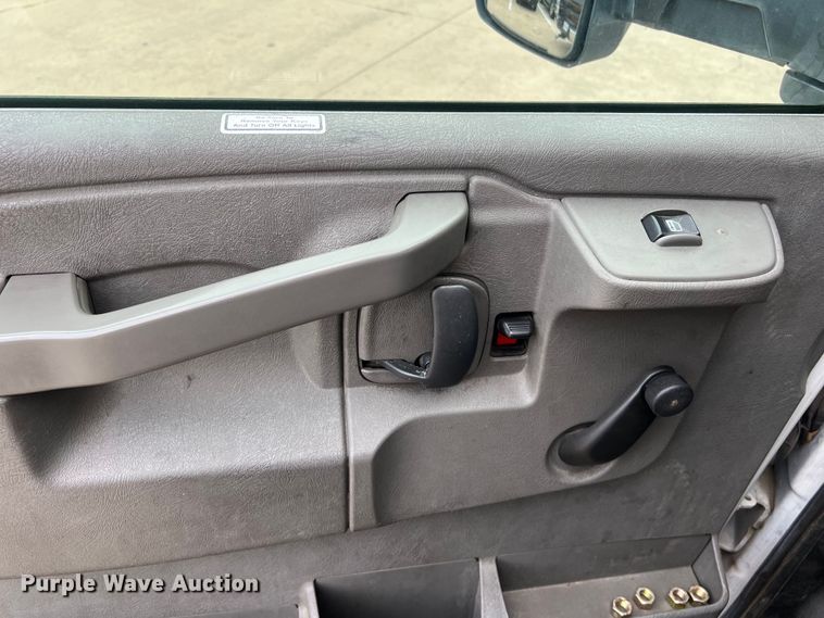 image for item LU9859 2016 GMC Savana 3500 box truck