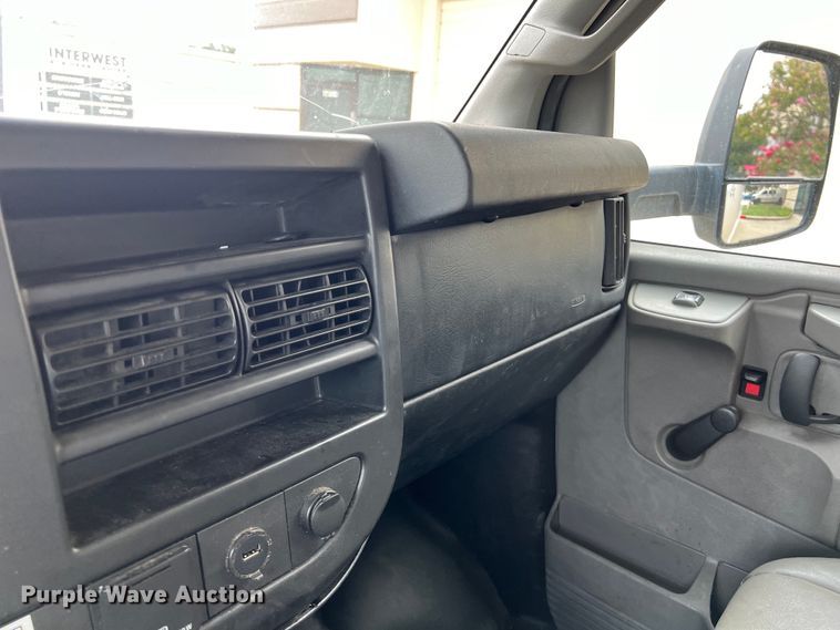 image for item LU9859 2016 GMC Savana 3500 box truck