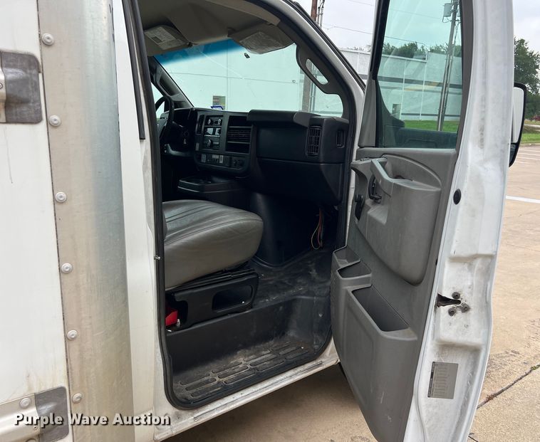 image for item LU9859 2016 GMC Savana 3500 box truck