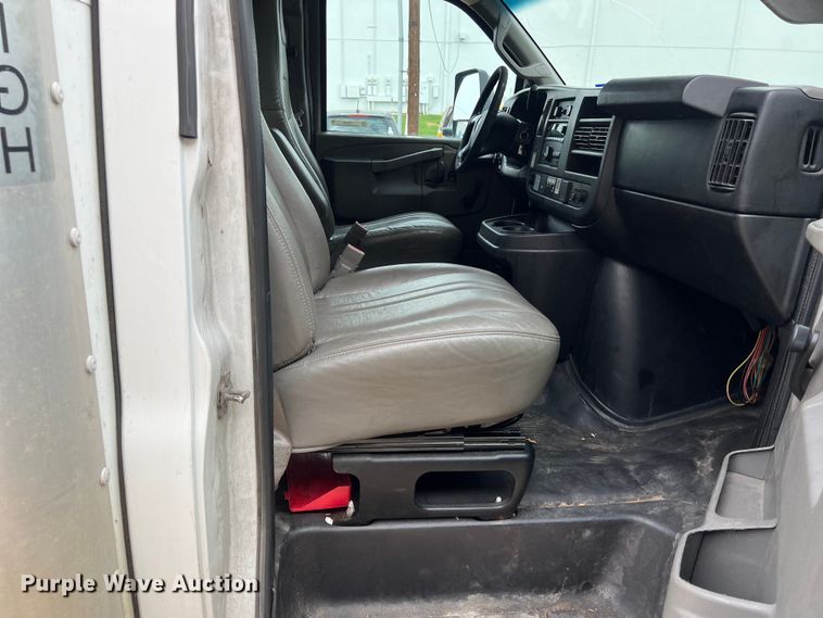 image for item LU9859 2016 GMC Savana 3500 box truck