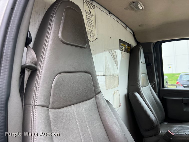 image for item LU9859 2016 GMC Savana 3500 box truck