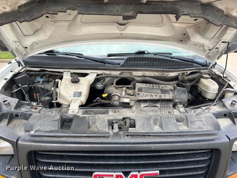 image for item LU9859 2016 GMC Savana 3500 box truck