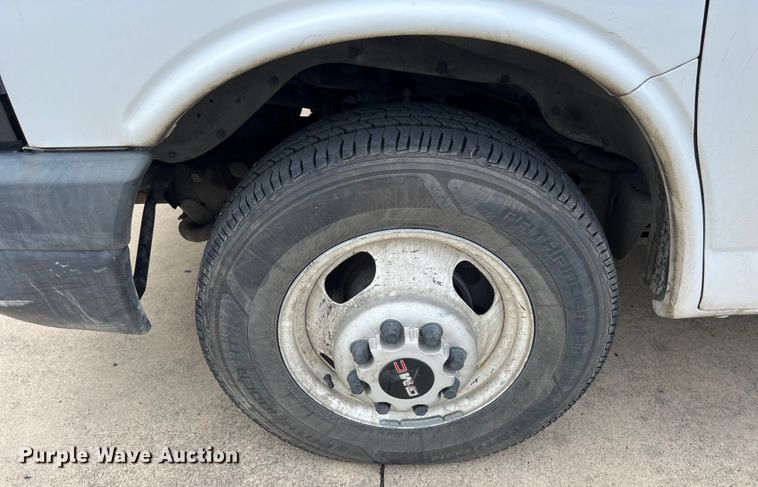 image for item LU9859 2016 GMC Savana 3500 box truck