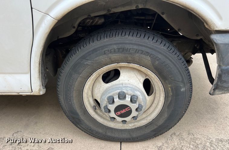 image for item LU9859 2016 GMC Savana 3500 box truck