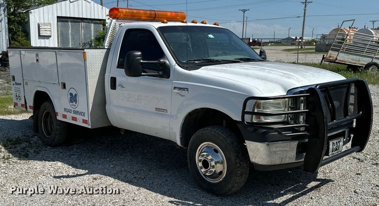 image for item ND9334 2006 Ford F350 Super Duty XL utility bed pickup truck