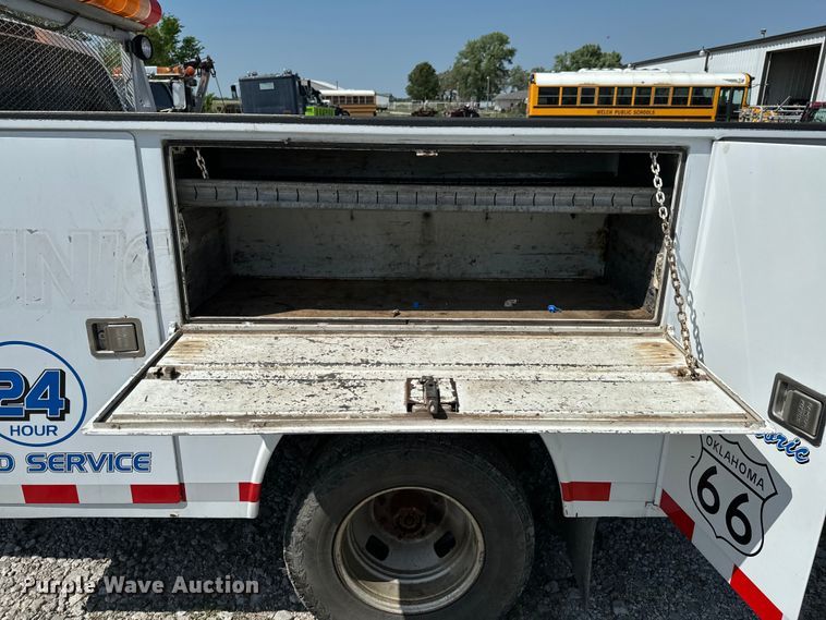 image for item ND9334 2006 Ford F350 Super Duty XL utility bed pickup truck