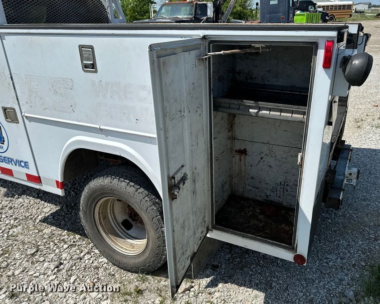 image for item ND9334 2006 Ford F350 Super Duty XL utility bed pickup truck