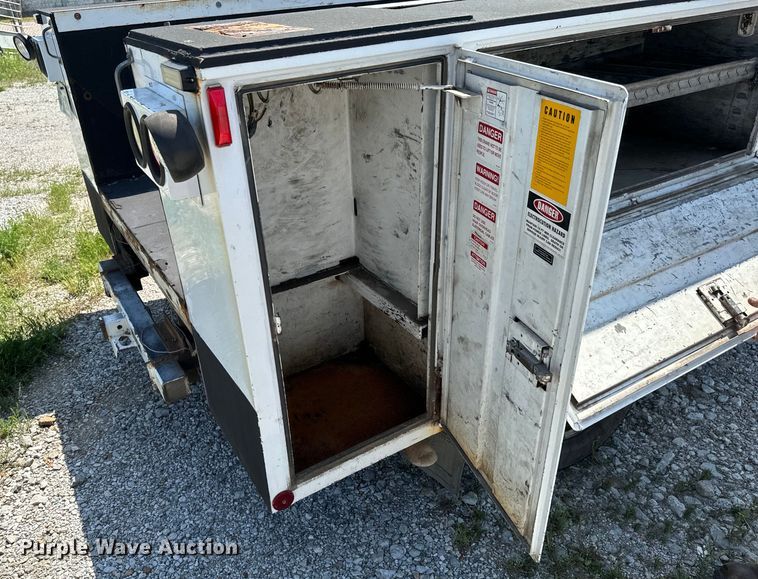 image for item ND9334 2006 Ford F350 Super Duty XL utility bed pickup truck