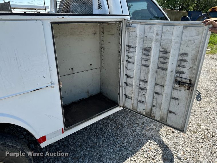 image for item ND9334 2006 Ford F350 Super Duty XL utility bed pickup truck