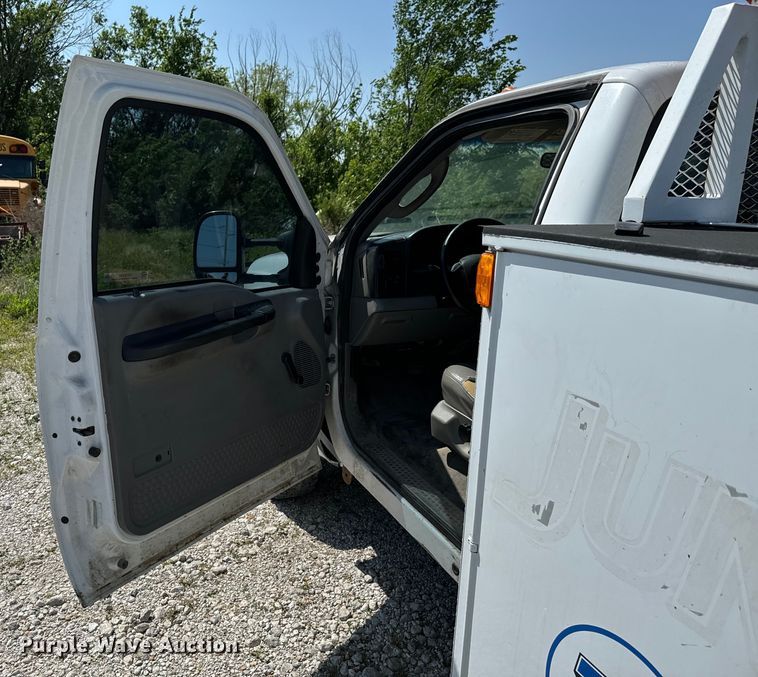 image for item ND9334 2006 Ford F350 Super Duty XL utility bed pickup truck