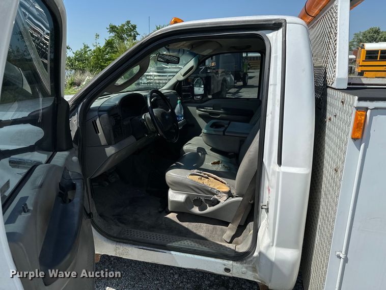 image for item ND9334 2006 Ford F350 Super Duty XL utility bed pickup truck