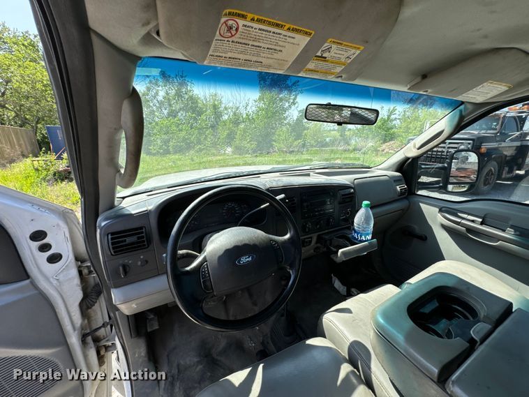 image for item ND9334 2006 Ford F350 Super Duty XL utility bed pickup truck