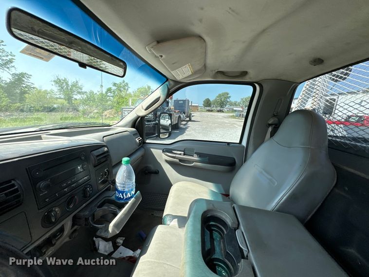 image for item ND9334 2006 Ford F350 Super Duty XL utility bed pickup truck