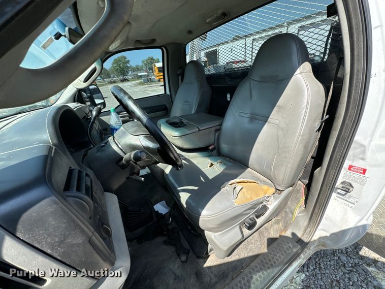 image for item ND9334 2006 Ford F350 Super Duty XL utility bed pickup truck