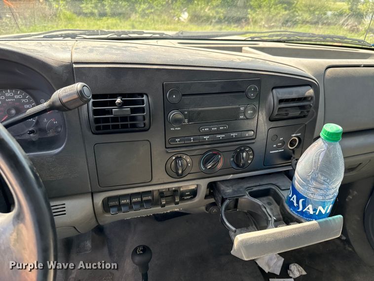 image for item ND9334 2006 Ford F350 Super Duty XL utility bed pickup truck