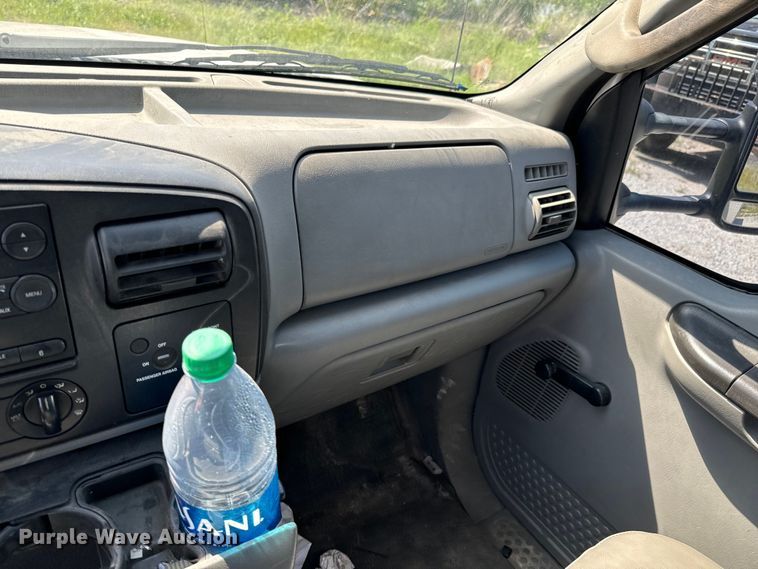 image for item ND9334 2006 Ford F350 Super Duty XL utility bed pickup truck