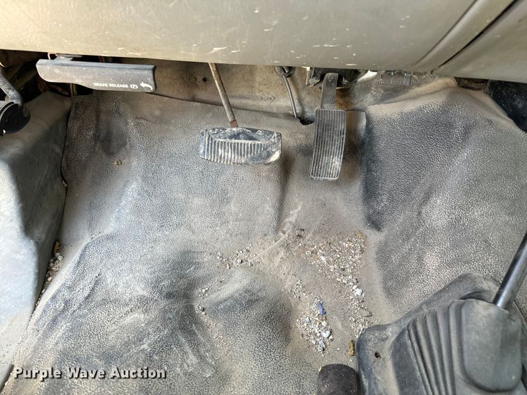 image for item ND9334 2006 Ford F350 Super Duty XL utility bed pickup truck