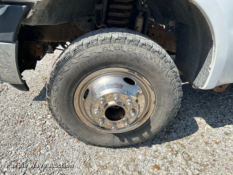 image for item ND9334 2006 Ford F350 Super Duty XL utility bed pickup truck