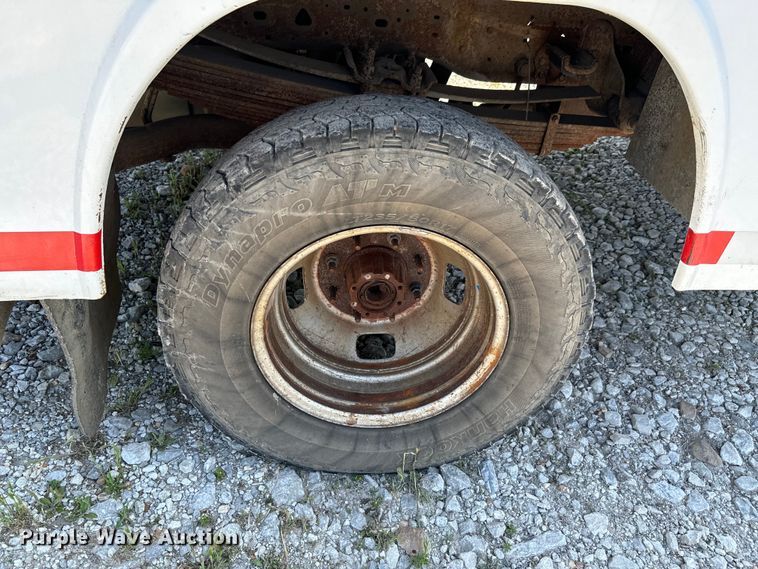 image for item ND9334 2006 Ford F350 Super Duty XL utility bed pickup truck