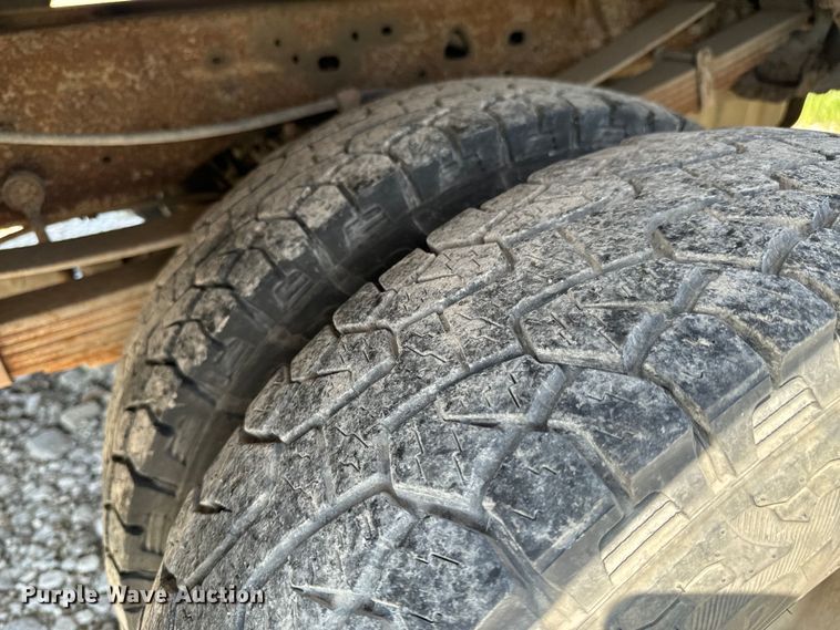 image for item ND9334 2006 Ford F350 Super Duty XL utility bed pickup truck