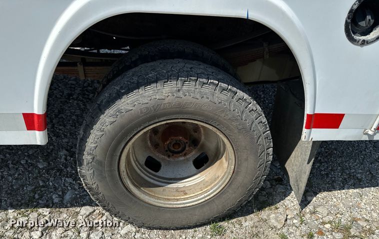 image for item ND9334 2006 Ford F350 Super Duty XL utility bed pickup truck