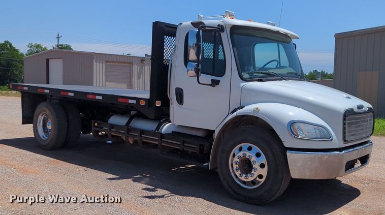 image for item NG9803 2016 Freightliner flatbed truck