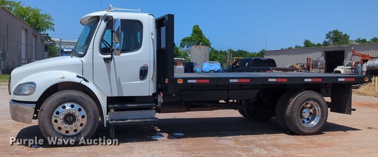 image for item NG9803 2016 Freightliner flatbed truck