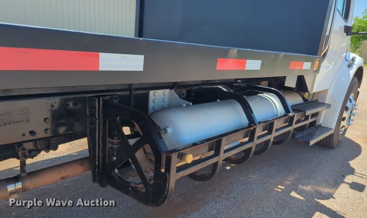 image for item NG9803 2016 Freightliner flatbed truck