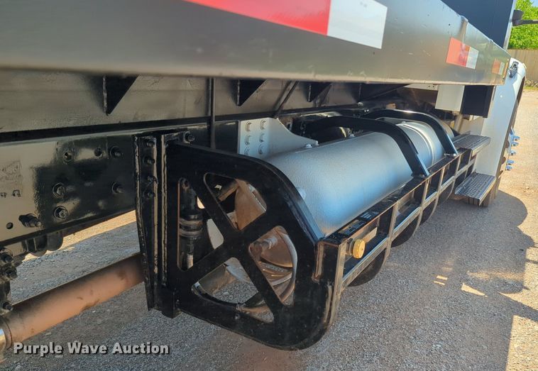 image for item NG9803 2016 Freightliner flatbed truck
