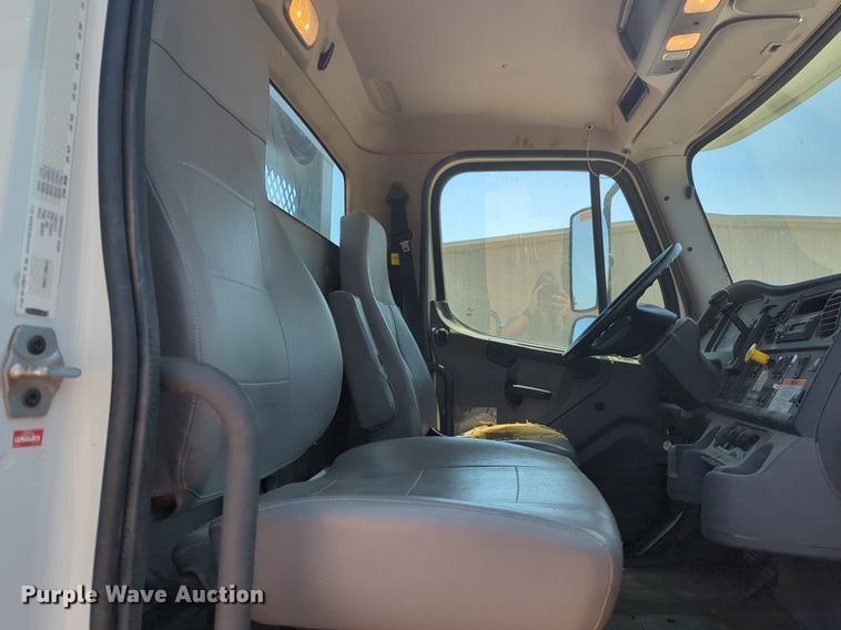 image for item NG9803 2016 Freightliner flatbed truck