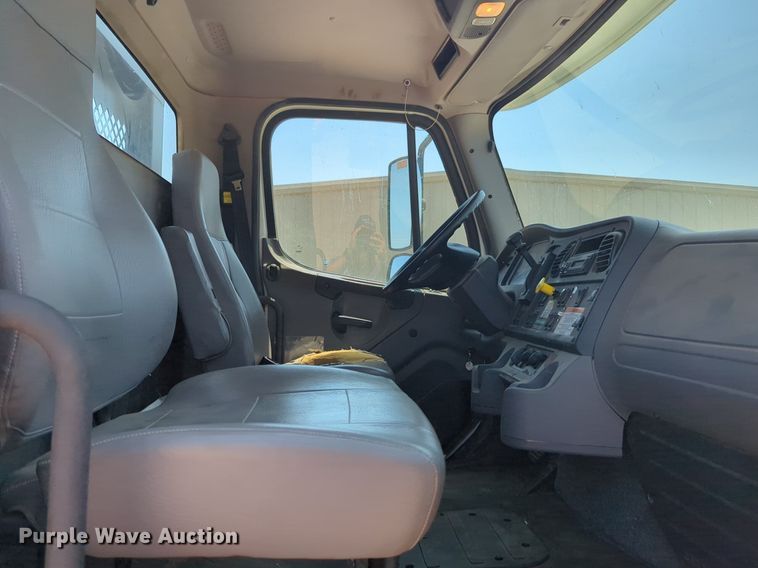image for item NG9803 2016 Freightliner flatbed truck