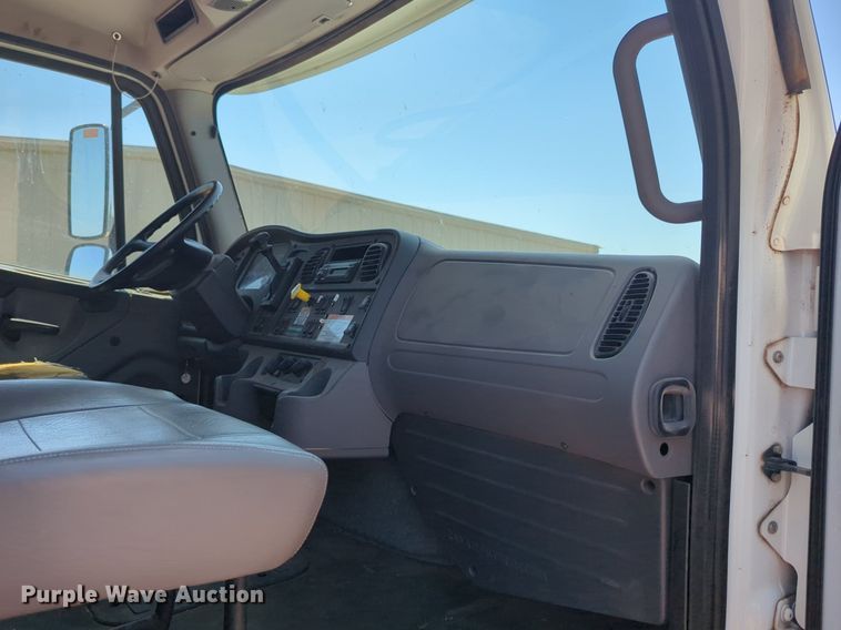 image for item NG9803 2016 Freightliner flatbed truck