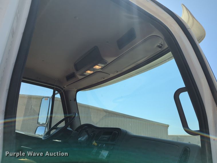 image for item NG9803 2016 Freightliner flatbed truck