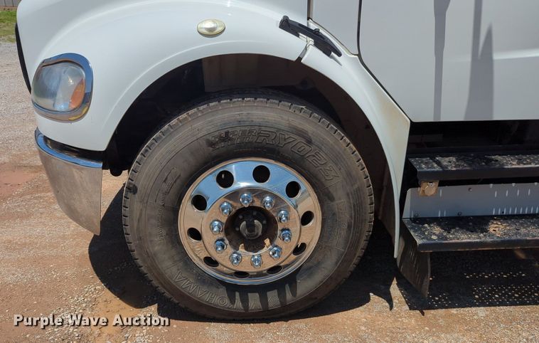 image for item NG9803 2016 Freightliner flatbed truck