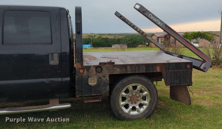 image for item NG9863 2008 Ford F250 Super Duty Crew Cab bale bed pickup truck