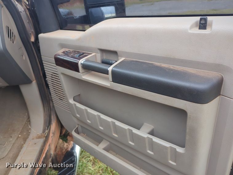 image for item NG9863 2008 Ford F250 Super Duty Crew Cab bale bed pickup truck