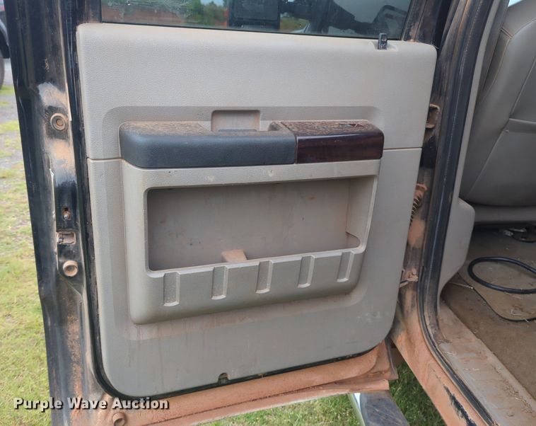 image for item NG9863 2008 Ford F250 Super Duty Crew Cab bale bed pickup truck
