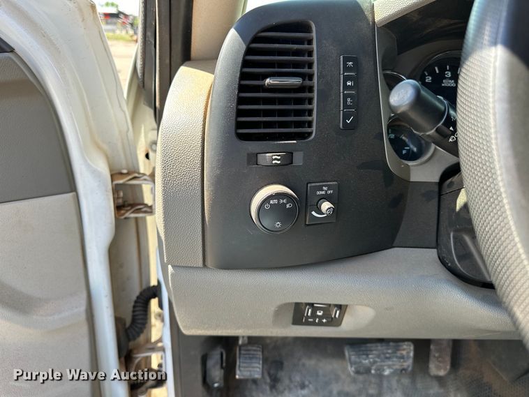 image for item NR9914 2013 Chevrolet  Silverado 2500HD Crew Cab pickup truck