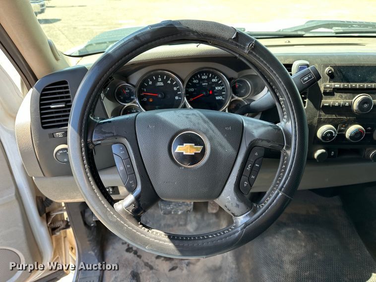 image for item NR9914 2013 Chevrolet  Silverado 2500HD Crew Cab pickup truck