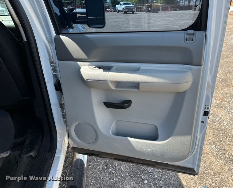 image for item NR9914 2013 Chevrolet  Silverado 2500HD Crew Cab pickup truck