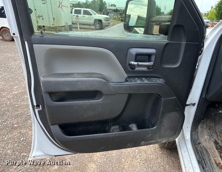 image for item NR9916 2018 Chevrolet  Silverado 2500HD Crew Cab pickup truck