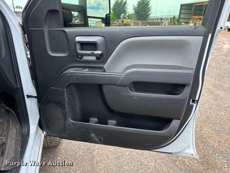 image for item NR9916 2018 Chevrolet  Silverado 2500HD Crew Cab pickup truck