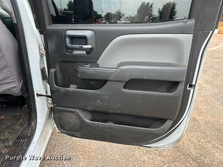 image for item NR9916 2018 Chevrolet  Silverado 2500HD Crew Cab pickup truck