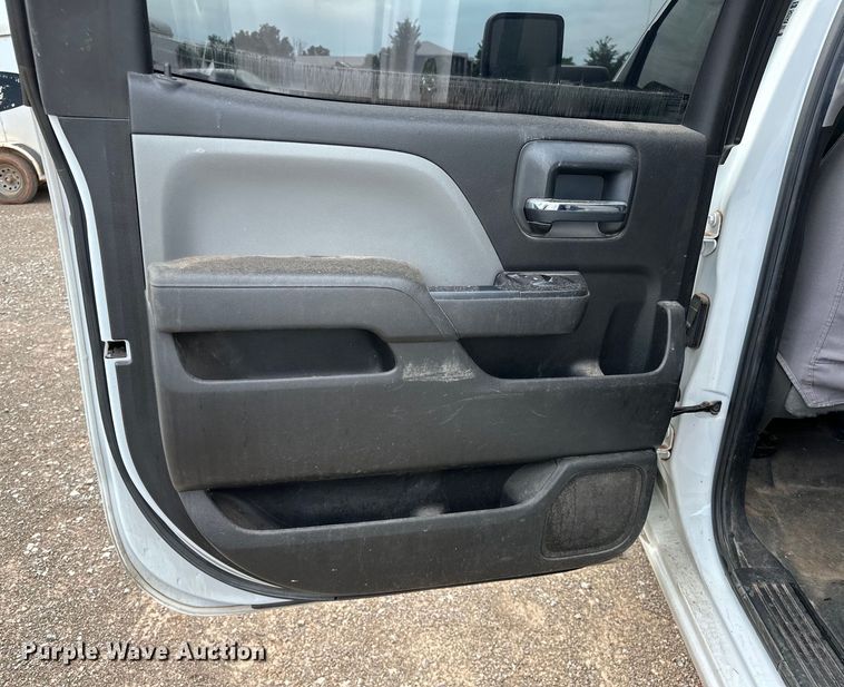 image for item NR9916 2018 Chevrolet  Silverado 2500HD Crew Cab pickup truck